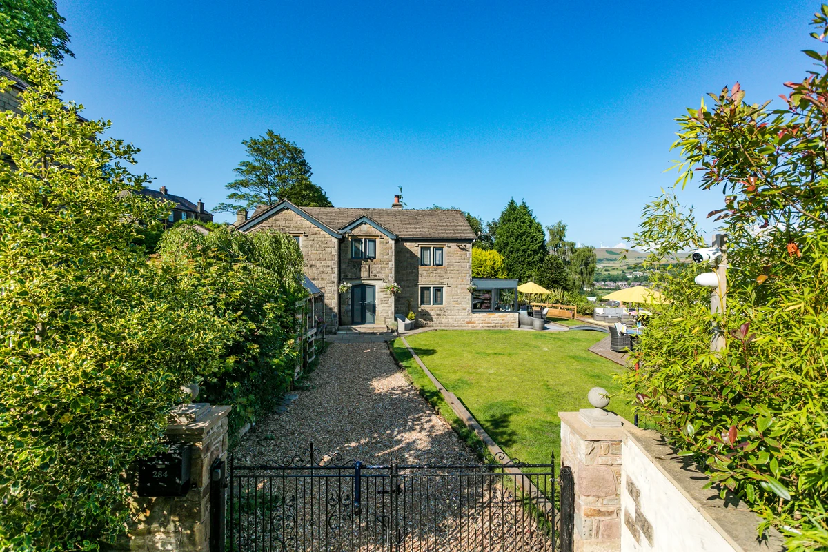 Sundial House from the front gates with lawned gardens and countryside views